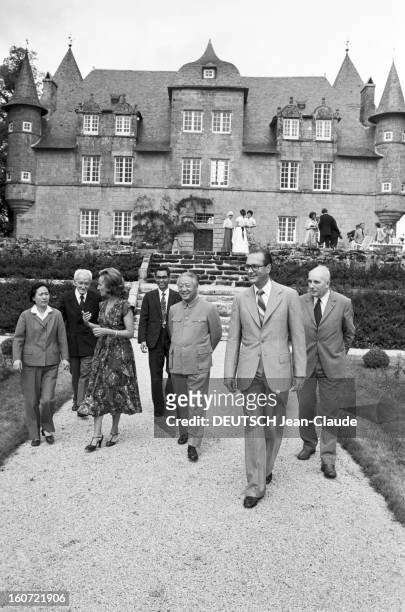 Jacques Chirac Receives Tao Tseng, Ambassador Of China In France.. En CORREZE, à SARRAN, devant son château de BITTY, le premier ministre Jacques...