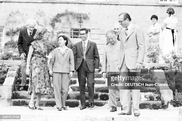 Jacques Chirac Receives Tao Tseng, Ambassador Of China In France.. En CORREZE, à SARRAN, sur le perron du château de BITTY, appartenant aux CHIRAC,...