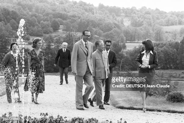 Jacques Chirac Receives Tao Tseng, Ambassador Of China In France.. En CORREZE, à SARRAN, dans le parc de son château de BITTY, le premier ministre...