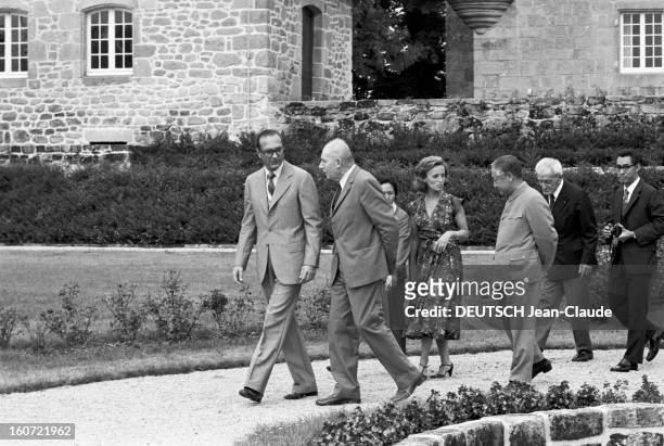 Jacques Chirac Receives Tao Tseng, Ambassador Of China In France.. En CORREZE, à SARRAN, devant son château de BITTY, le premier ministre Jacques...