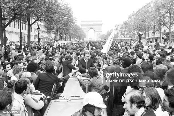 Despite Defeat In Final Of The 1976 European Soccer Cup Of Champions Club, The Green Parade On The Champs Elysees. A Paris, l'équipe de football de...