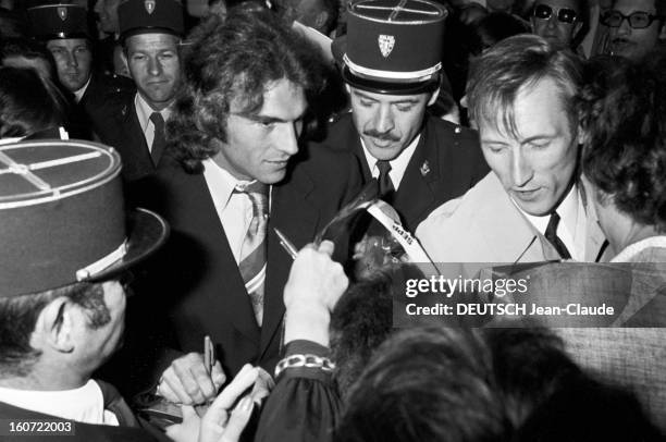 Despite Defeat In Final Of The 1976 European Soccer Cup Of Champions Club, The Green Parade On The Champs Elysees. A Paris, dans la foule, le...