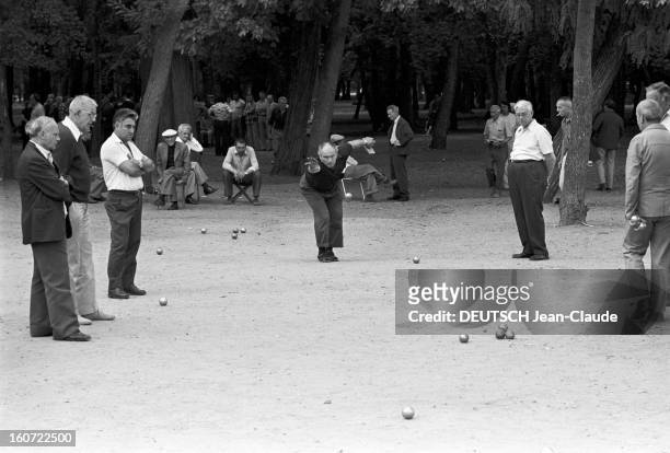 Petanque Players Next To The Ecole Militaire In Paris. A Paris, des joueurs de pétanque jouant dans une allée à proximité de l'Ecole Militaire, l'un...