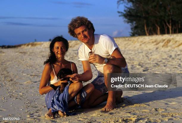 Rendezvous With Eddy Mitchell And His Wife In Muriel On Holidays In Mauritius. Ile Maurice- janvier 1984- Portrait d'Eddy MITCHELL assise sur la...