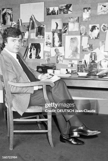 Writer Pascal Garden At Home. A Paris, dans sa garçonnière du XVIème arrondissement, portrait de l'écrivain Pascal JARDIN, assis devant sa table de...