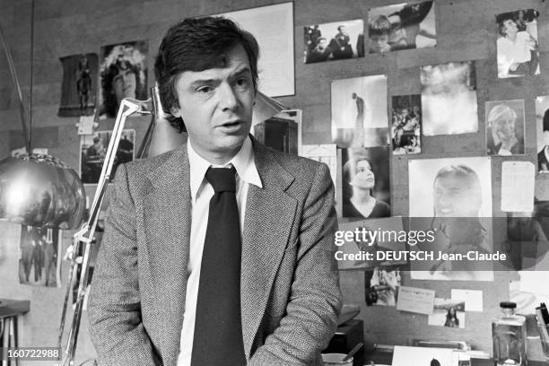 Writer Pascal Garden At Home. A Paris, dans sa garçonnière du XVIème arrondissement, portrait de l'écrivain Pascal JARDIN, assis sur sa table de...