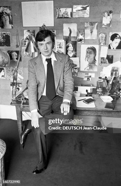 Writer Pascal Garden At Home. A Paris, dans sa garçonnière du XVIème arrondissement, portrait de l'écrivain Pascal JARDIN, assis sur sa table de...