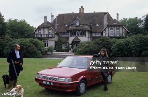 Auto Show 1984 - Austin Montego. En France, au manoir de Fontenay-Trésigny, en 1984, à l'occasion du salon de l'auto, Pascale OGIER, actrice, lion...
