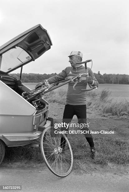 Rendezvous With Michel Audiard. Dans les environs de sa propriété de Dourdan, sur une route de campagne, Michel AUDIARD, en tenue de cycliste,...