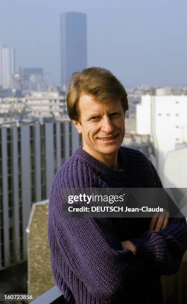 Rendezvous With Andre Dussolier. Mars 1985- Portrait d'André DUSSOLIER, sur le balcon posant bras croisés.