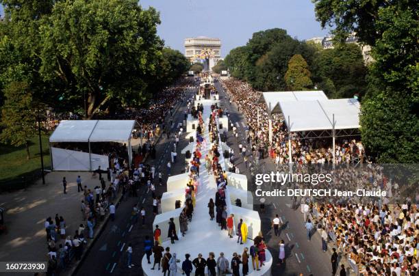 1st International Fashion Festival. Paris- septembre 1985- Premier festival international de la mode à Paris avec l'Arc de Triomphe, un podium...