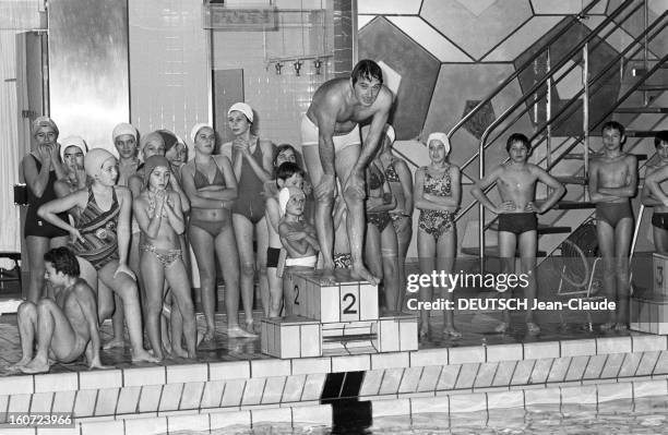 Close-up Of Jean-claude Colli. A la piscine de Neuilly-sur-Seine, Jean-Claude COLLI, délégué aux Energies Nouvelles, en maillot de bain, sur un cube...