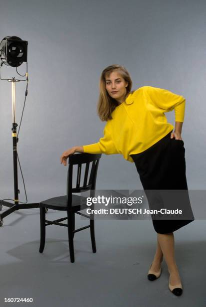Rendezvous With Sophie Duez And Couturier Izet Curi's Fashion. Mars 1986- Portrait de la comédienne Sophie DUEZ présentant la mode du couturier Izet...