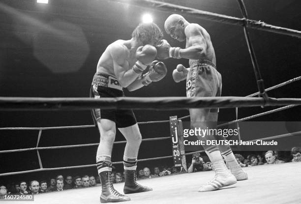 Boxing, Medium Weight, Benny Briscoe Beats Jean Mateo At The Pavillon De Paris. A Paris, dans la salle du pavillon de Paris, lors du match de boxe...