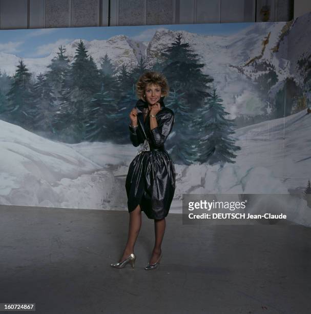 Evelyne Dheliat In A Corolla Dress By George Rech. En France, à Paris, en décembre 1986, Evelyne DHELIAT, présentatrice météo, portant une robe...