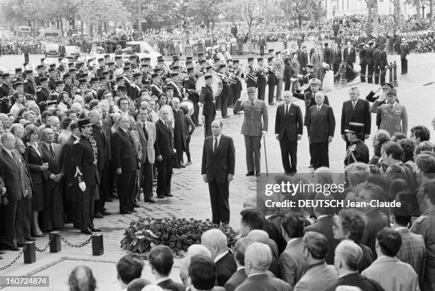 Investiture Of Francois Mitterrand, Ceremony At The Arc Of Triumph. A Paris, le 21 mai 1981, le Président de la République François MITTERRAND dépose...