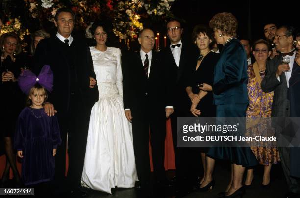 Marriage Of Isabelle Hanin With Jacques Djian. En France, le 2 novembre 1988, lors de son mariage, Isabelle HANIN en robe blanche, entourée de son...