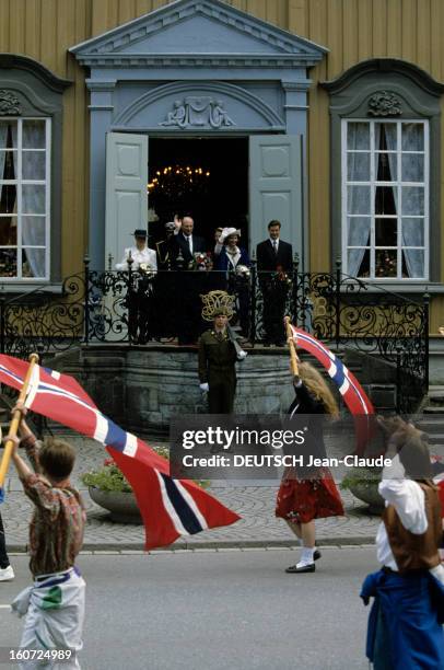 King Harald V And Queen Sonja Of Norway, Princess Martha-louise And Prince Haakon. Norvège, Trondheim- 23 Juin 1991- Au château de Stiftsgarden, le...