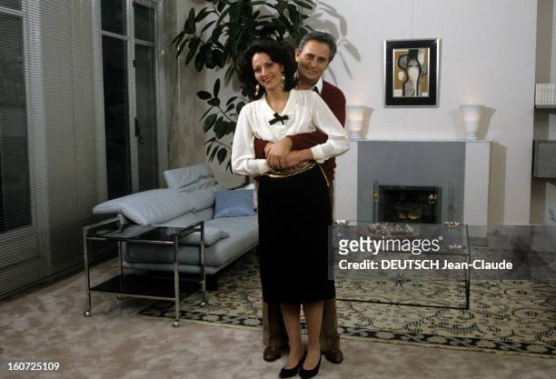 Rendezvous With Roger Hanin At Home In Paris. En France, à Paris, en février 1987, Roger HANIN, acteur, et sa fille Isabelle, dans le salon, chez lui.