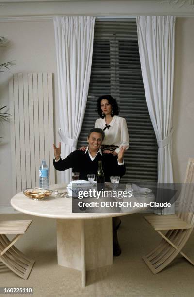 Rendezvous With Roger Hanin At Home In Paris. En France, à Paris, en février 1987, Roger HANIN, acteur, attablé, et sa fille Isabelle, chez lui.