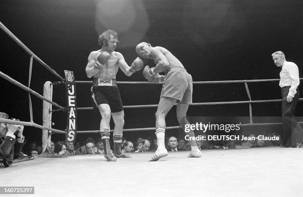 Boxing, Medium Weight, Benny Briscoe Beats Jean Mateo At The Pavillon De Paris. A Paris, dans la salle du pavillon de Paris, lors du match de boxe...