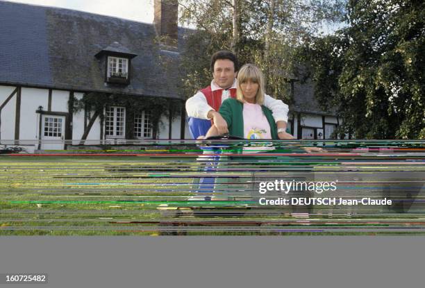 Rendezvous With Michel Drucker And His Wife Dany Saval. Gournay- octobre 1987- Portrait de Michel DRUCKER avec son épouse Dany SAVAL chez eux, devant...