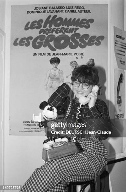 Josiane Balasko. A Paris, le 11 décembre 1981, Rendez-vous avec la comédienne Josiane BALASKO chez elle, portant une chemise à carreaux, un pantalon...
