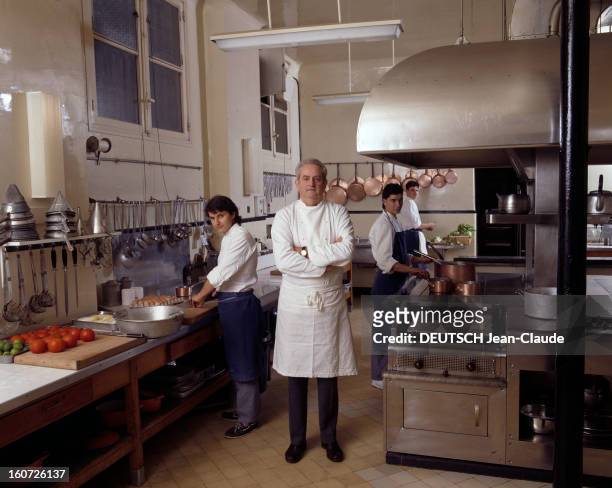James Viaene, Chef Of The Embassy Of Great Britain. Paris - octobre 1988 - Dans les cuisines de l'ambassade de Grand-Bretagne, à l'occasion de la...