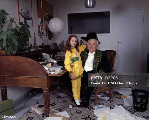 Peter Ustinov Elected At The Academy Of Fine Arts. Paris - 9 février 1989 - A l'occasion de son élection à l'Académie des Beaux-Arts, dans le bureau...