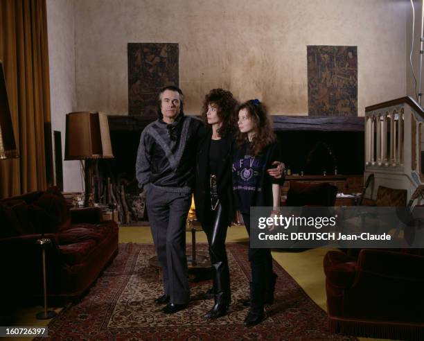 Rendezvous With Alain Barriere. Mantes-la-Jolie - janvier 1989 - Portrait du chanteur Alain BARRIERE chez lui dans le salon, en compagnie de son...