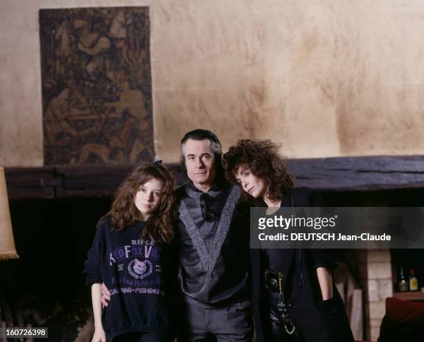 Rendezvous With Alain Barriere. Mantes-la-Jolie - janvier 1989 - Portrait du chanteur Alain BARRIERE chez lui devant la cheminée, en compagnie de son...