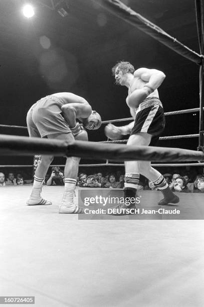 Boxing, Medium Weight, Benny Briscoe Beats Jean Mateo At The Pavillon De Paris. A Paris, dans la salle du pavillon de Paris, lors du match de boxe...