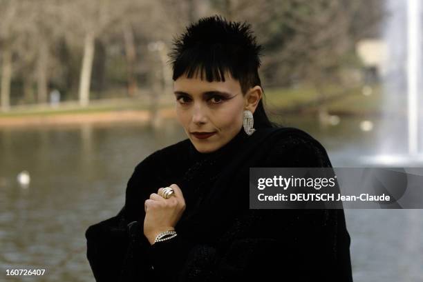 Jeanne Mas Directs The Film Of Her Song 'y'a Des Bons'. Dans un parc, le 23 janvier 1989, à l'occasion du tournage du vidéo clip de sa chanson 'Y'a...