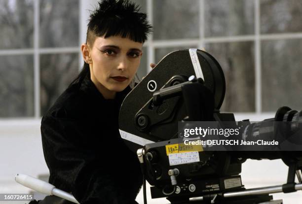 Jeanne Mas Directs The Film Of Her Song 'y'a Des Bons'. Dans un parc devant une verrière, le 23 janvier 1989, à l'occasion du tournage du vidéo clip...