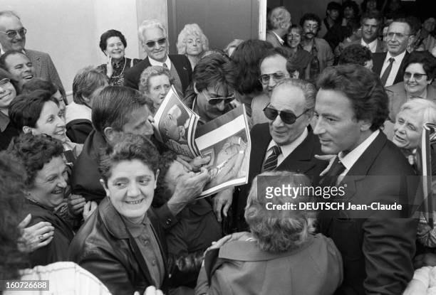 Tino Rossi Gives A Recital In Mazamet. 19 avril 1982, en tournée en province, le chanteur Tino ROSSI donne un récital à Mazamet, avant d'effectuer...