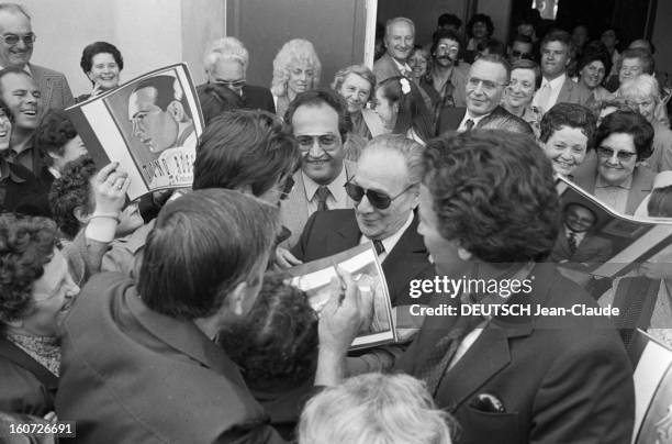 Tino Rossi Gives A Recital In Mazamet. 19 avril 1982, en tournée en province, le chanteur Tino ROSSI donne un récital à Mazamet, avant d'effectuer...