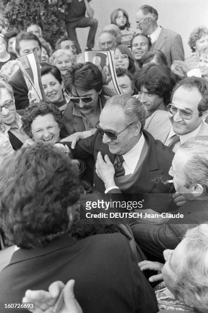 Tino Rossi Gives A Recital In Mazamet. 19 avril 1982, en tournée en province, le chanteur Tino ROSSI donne un récital à Mazamet, avant d'effectuer...