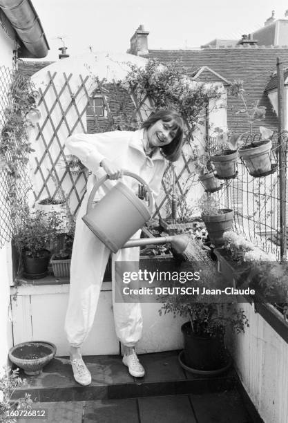 Rendezvous With Masha Meril. Paris, 24 mars 1982, la comédienne Macha MERIL, sur la terrasse de son appartement, arrose ses fleurs avec un arrosoir. .