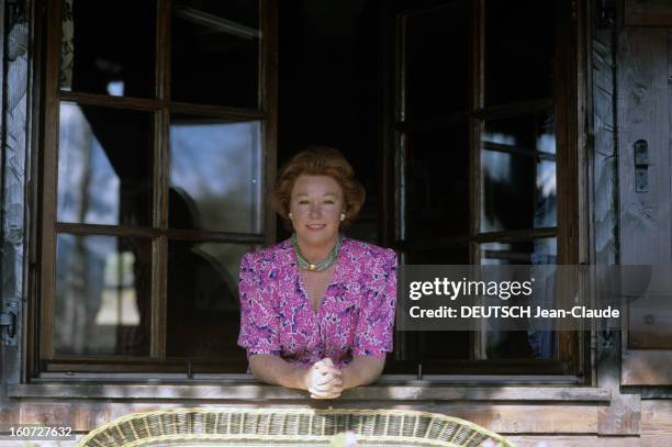 Rendezvous With The Baroness Nadine De Rothschild In Her Chalet In Megeve. Megève- Mars 1991- Dans son chalet, la Baronne Nadine DE ROTHSCHILD posant...