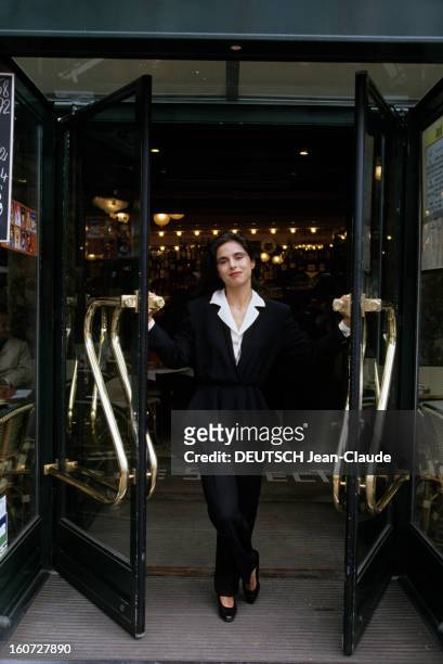 Rendezvous With Elisabeth Barille, Writer. Paris- Juin 1991- Elisabeth BARILLE, écrivain, auteur du livre 'ANAIS NIN MASQUEE SI NUE, devant l'entrée...