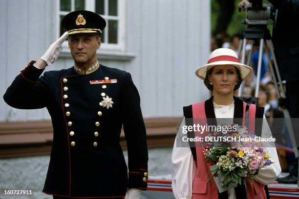 The King Of Norway Harald V And His Wife Queen Sonja At Eidsvoll. Norvège, Eidsvoll- Juin 1991- Le couple couple royal en visite: le roi HARALD V en...