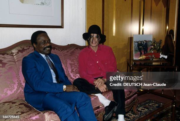 Michael Jackson Tour In Africa. Libreville, au Gabon - 14 février 1992 - Dans le palais présidentiel, le président Omar BONGO assis sur un canapé,...