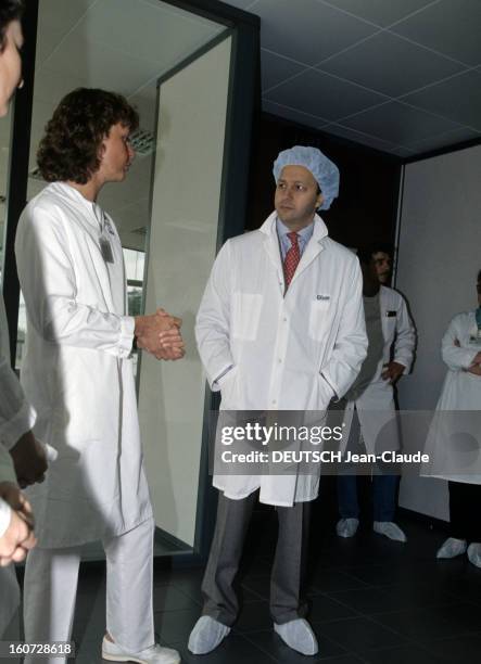 Laurent Fabius Visits Glaxo Pharmaceutical Laboratory. En France, le 8 juin 1992, lors de la visite d'un site des laboratoires pharmaceutiques...