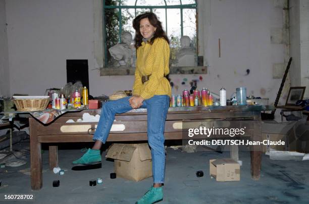 Eleonore De Galard Marries Count Emmanuel De Rohan Chabot. Dans son atelier, JOY DE ROHAN, en jean et pull, assise sur le rebord d'une table. .