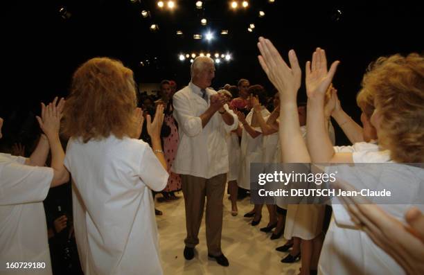 Hubert De Givenchy Collection Fall-winter 1995-1996. Hubert DE GIVENCHY, en blouse blanche, applaudissant et se faisant applaudir par ses ouvrières...