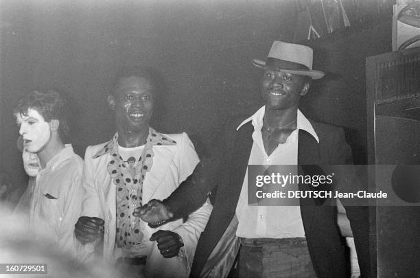 The Nightclub La Main Bleue In Montreuil. Montreuil- 19 Janvier 1978- La discothèque 'La Main Bleue' : deux jeunes hommes afro-américains en chemise...