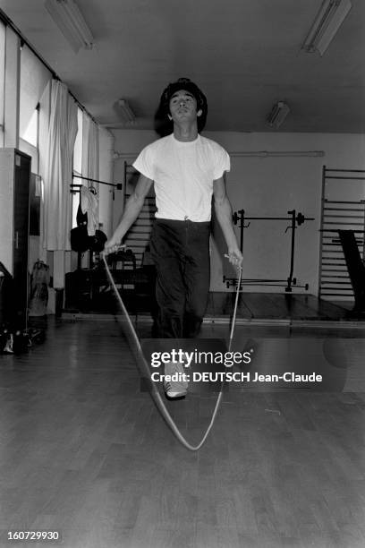 Rendezvous With Richard Berry. En France, dans une salle d'entraînement, l'acteur Richard BERRY, avec des chaussures de boxe, sautant à la corde.