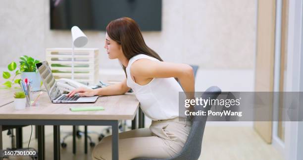 woman has shoulder pain - verkeerde houding stockfoto's en -beelden