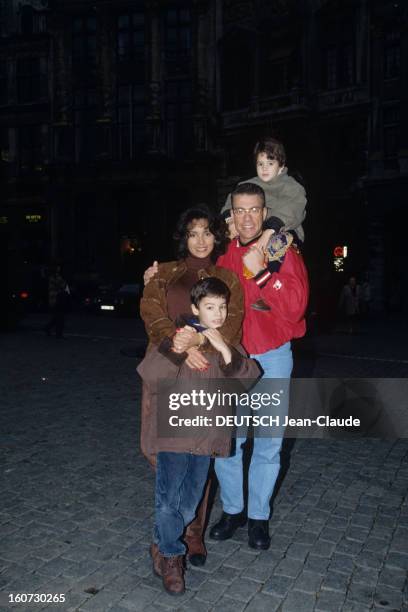 Rendezvous With Jean Claude Van Damme. A Bruxelles, dans la rue de nuit, Jean-Claude VAN DAMME, en compagnie de son ex-épouse Gladys et de leurs...