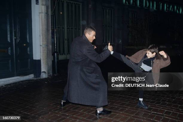 Rendezvous With Jean Claude Van Damme. A Bruxelles, dans la rue de nuit, Jean-Claude VAN DAMME, jouant au combat avec son fils.